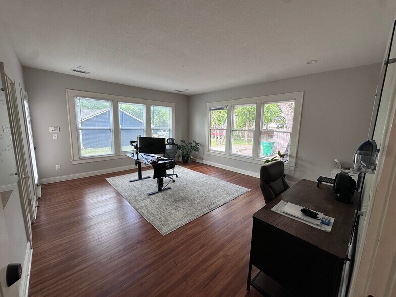 More Photos Of 517 Ferris Ave, Waxahachie Office For Lease