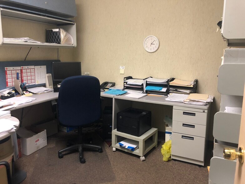 More Photos Of 18735 Ecorse Rd, Allen Park Office For Lease