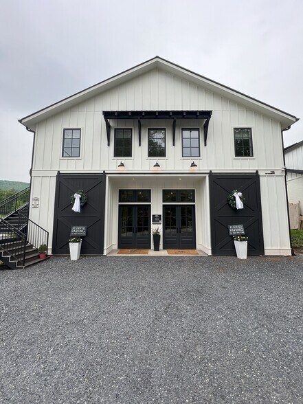 More Photos Of 118 Oak Crescent Cir, Clayton Hotel For Sale