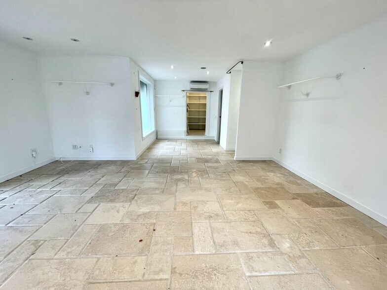 More Photos Of 42 Jobs Ln, Southampton Storefront For Lease