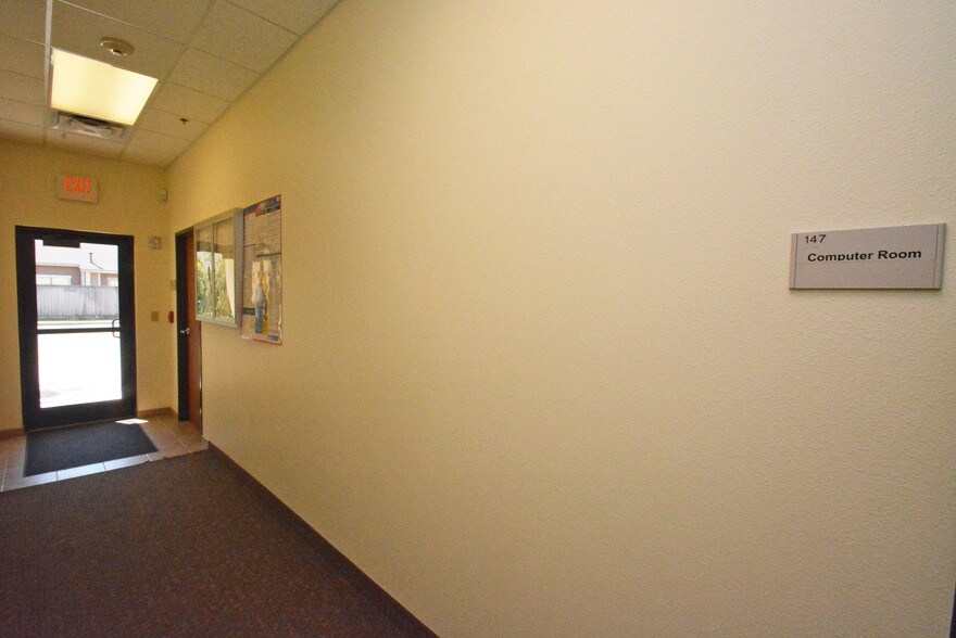 More Photos Of 8955 South Fwy, Houston Schools For Lease