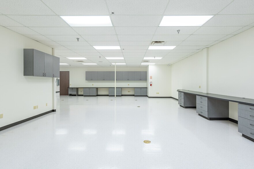 More Photos Of 2223 Eastman Ave, Ventura Manufacturing For Lease