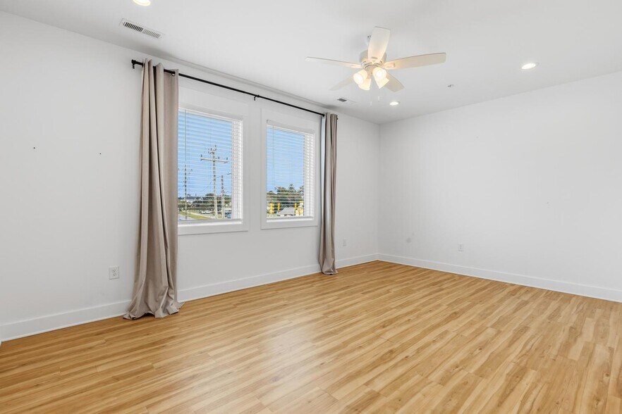 More Photos Of 123 Harper Ave, Carolina Beach General Retail For Lease