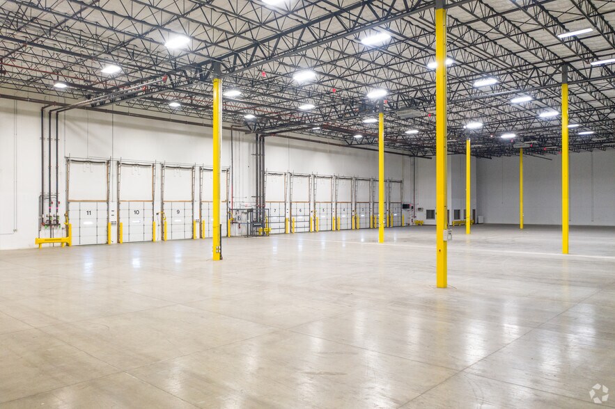 More Photos Of 135-195 E Elk Trl, Carol Stream Distribution For Lease