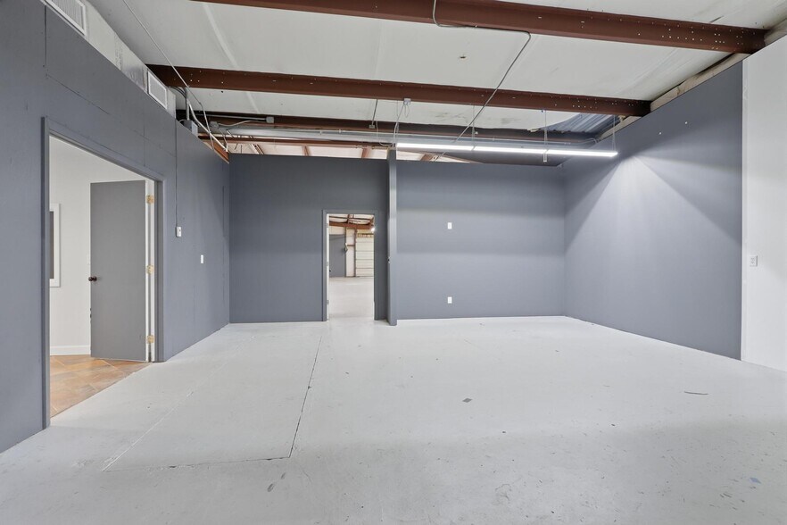 More Photos Of 623 Pleasant St, Lake Helen Flex For Lease