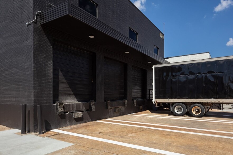 More Photos Of 4919 Woodall St, Dallas Warehouse For Sale