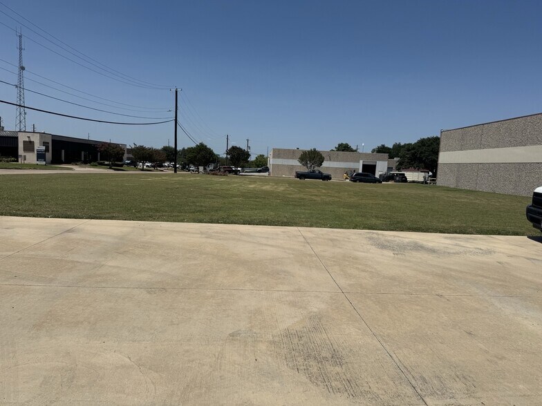 More Photos Of 2014-2018 Silver St, Garland Light Manufacturing For Sale