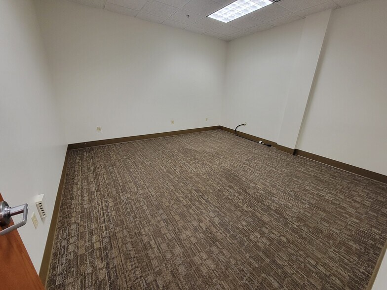 More Photos Of 2101 W 41st St, Sioux Falls General Retail For Lease