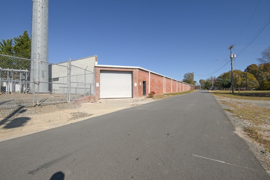 More Photos Of 101 N Yates St, Gastonia Warehouse For Lease