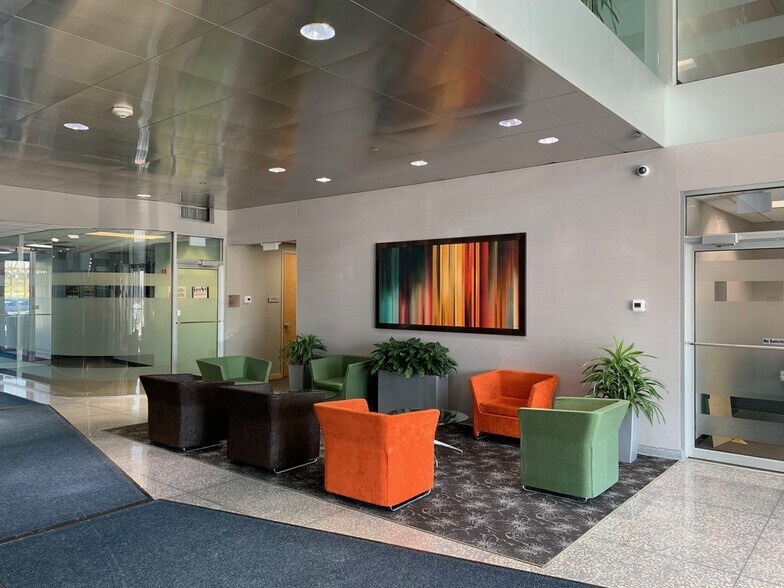More Photos Of 650 E Algonquin Rd, Schaumburg Office For Lease