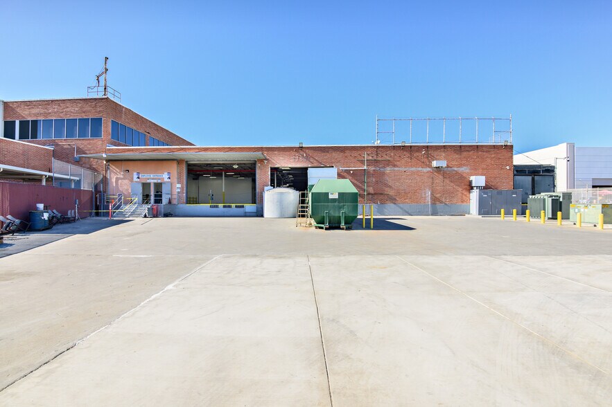 More Photos Of 2925-2931 California St, Torrance Manufacturing For Lease
