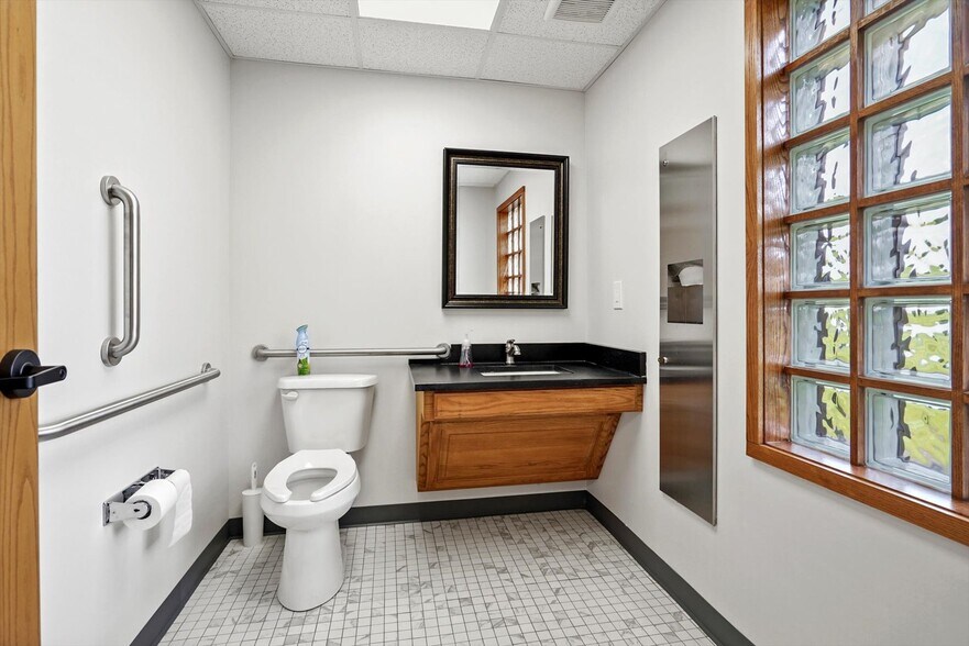 More Photos Of 1015 W Ithica St, Broken Arrow Office For Sale