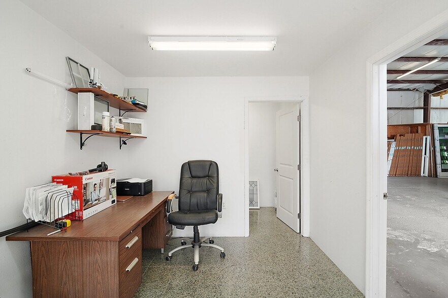 More Photos Of 1262 Commons Ct, Clermont Warehouse For Lease