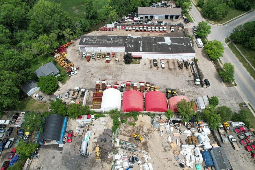 More Photos Of 640 Varsity Dr, Elgin Warehouse For Sale