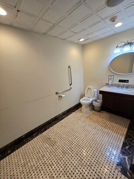 More Photos Of 1062 Northern Blvd, Roslyn Office For Lease