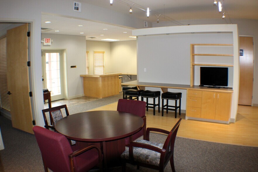 More Photos Of 3432 W Truman Blvd, Jefferson City Office For Sale