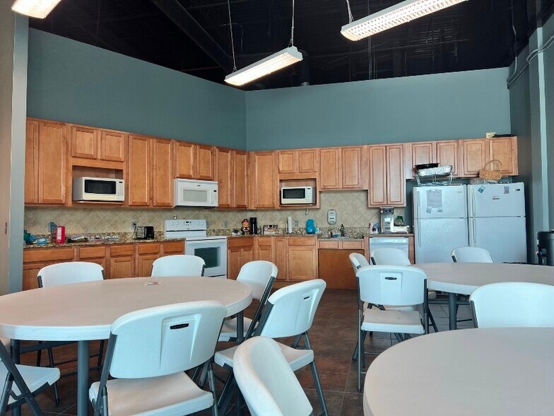 More Photos Of 612-616 Trade Center Blvd, Chesterfield Flex For Sale