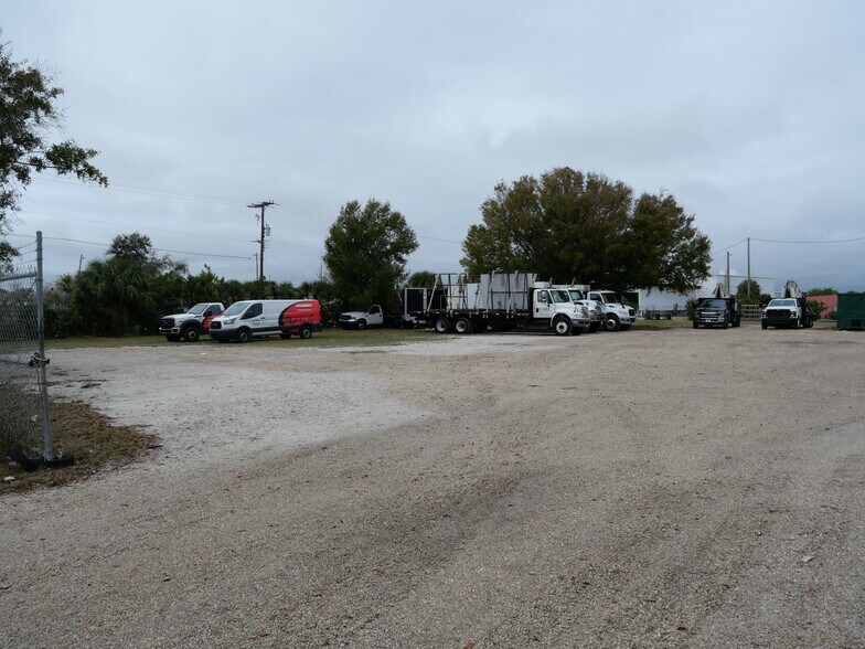 More Photos Of 5104-5108 W Hanna Ave, Tampa Warehouse For Lease