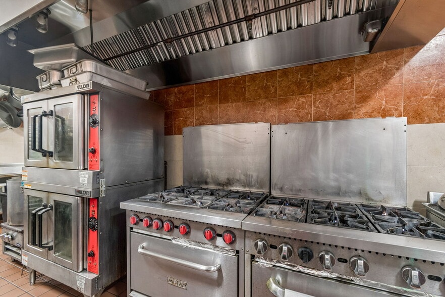 More Photos Of 3007 Commercial Way, Spring Hill Restaurant For Sale