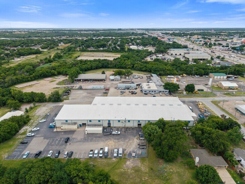 More Photos Of 921 E Waggoman St, Fort Worth Distribution For Lease