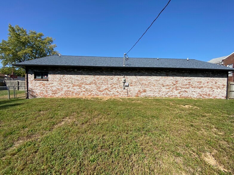 More Photos Of 2228 W College St, Springfield Veterinarian Kennel For Sale