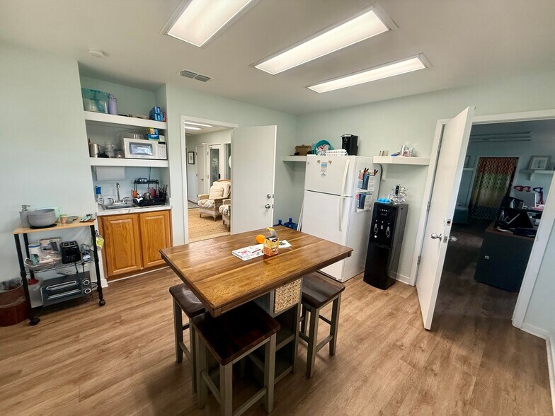 More Photos Of 1411 S 14th St, Fernandina Beach Office For Lease