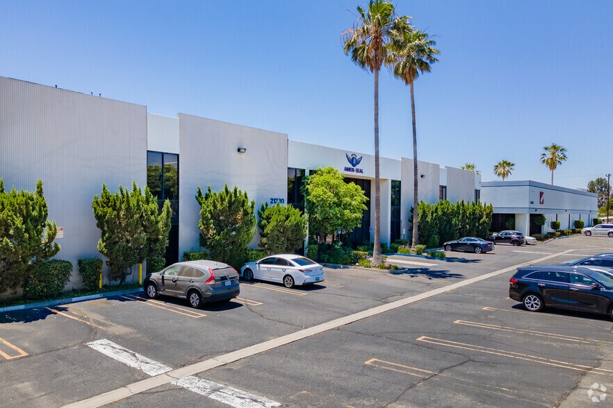 More Photos Of 21330 Superior St, Chatsworth Warehouse For Lease