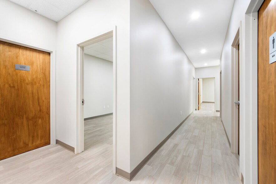 More Photos Of 25 Victory Blvd, Staten Island Office For Lease