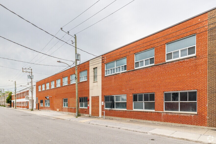 More Photos Of 9735-9785 Rue Jeanne-Mance, Montréal Distribution For Sale