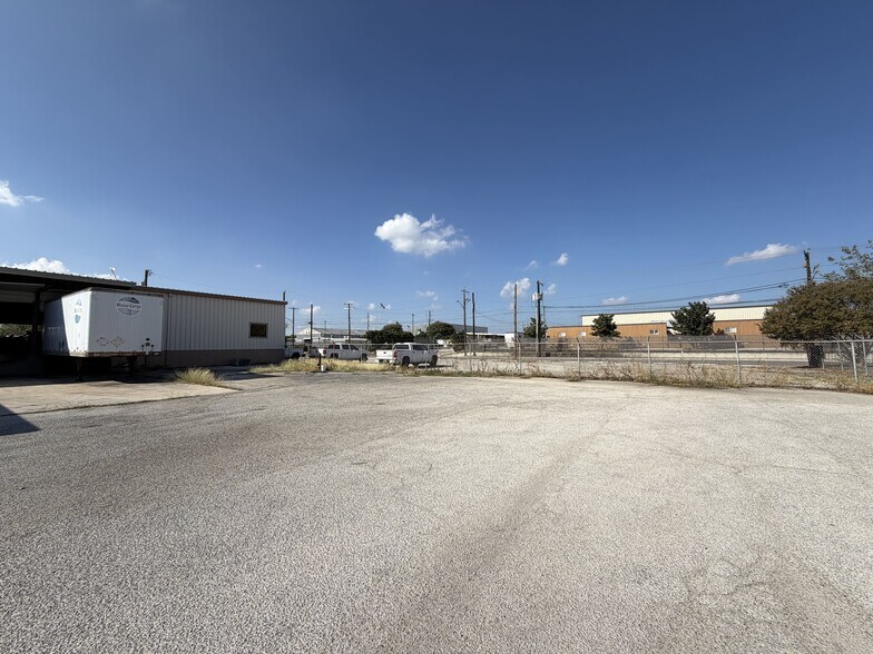 More Photos Of 2026 W Malone Ave, San Antonio Warehouse For Lease