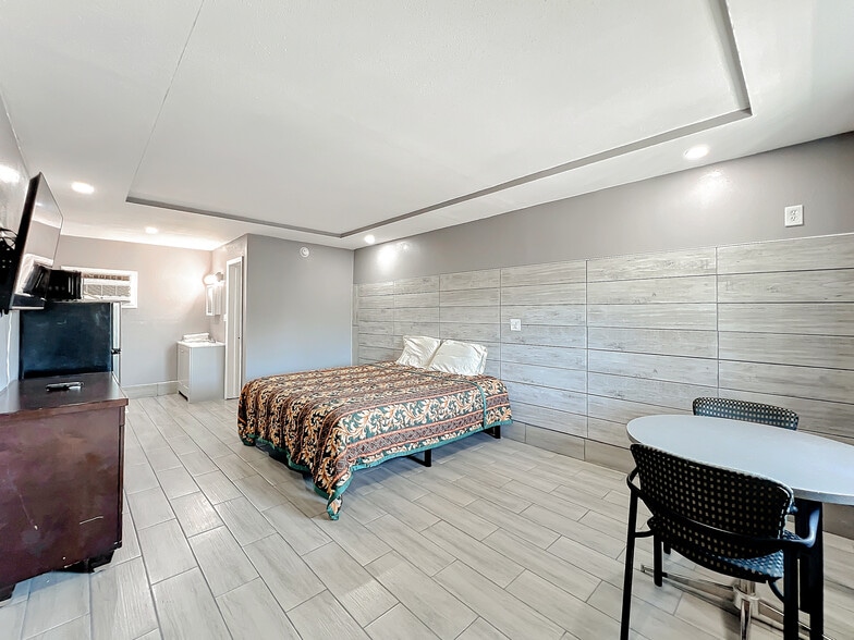 More Photos Of 307 E Vine St, Kissimmee Hotel For Sale