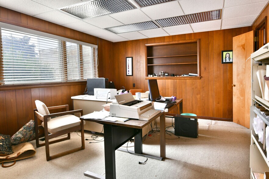 More Photos Of 696 Valley View Dr, Brookfield Office For Sale