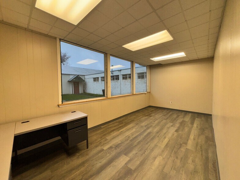 More Photos Of 304 W Second St, East Syracuse Warehouse For Lease