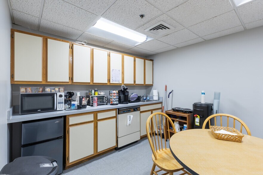 More Photos Of 19-25 Main St, Hartford Office Residential For Sale