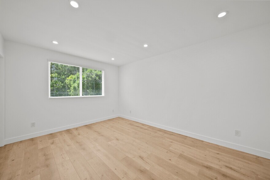 More Photos Of 11488 Burbank Blvd, North Hollywood Flex For Sale