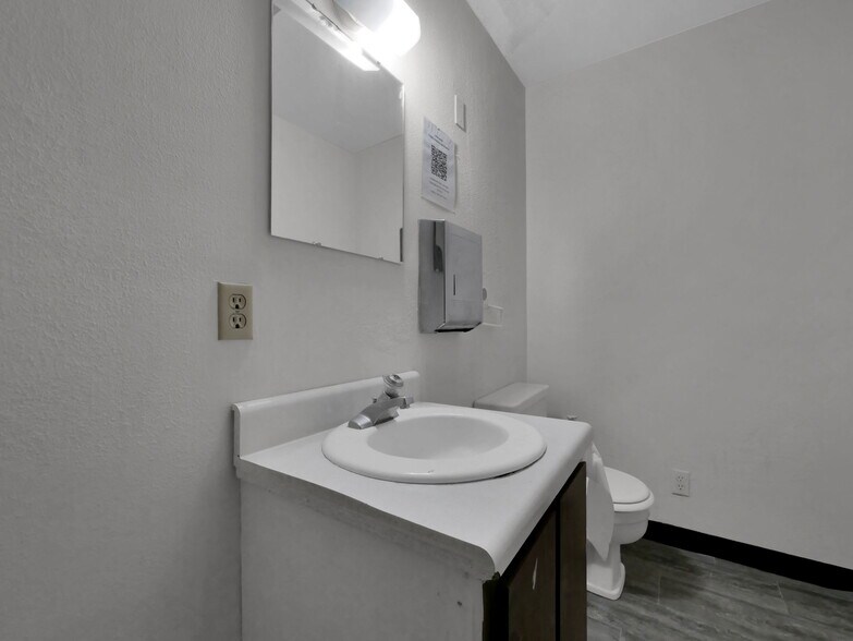 More Photos Of 5075-5095 Westerville Rd, Columbus Warehouse For Lease