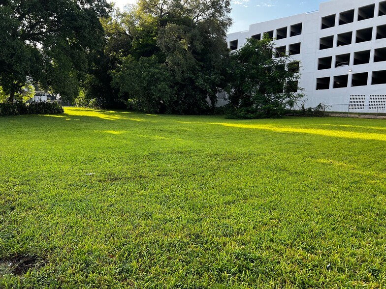More Photos Of 400-436 NW 5th St, Miami Land For Lease