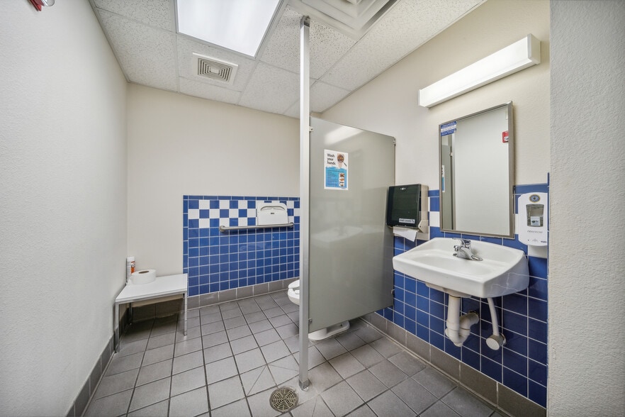 More Photos Of 2020 Holly Rd, Claremore Office For Sale