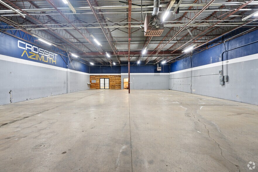 More Photos Of 1400 Summit Ave, Plano Showroom For Lease