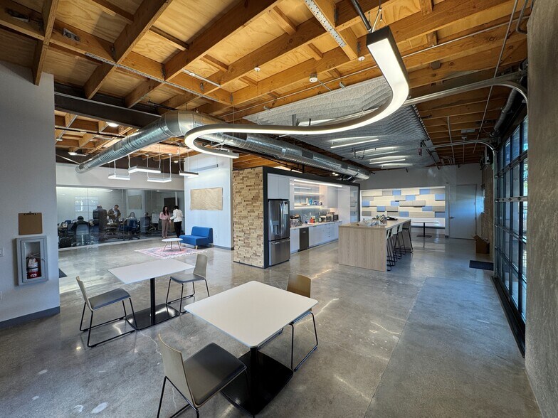 More Photos Of 14751-14761 Califa St, Van Nuys Office For Lease