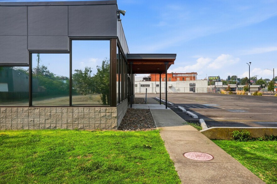More Photos Of 2607 N Division St, Spokane Freestanding For Lease