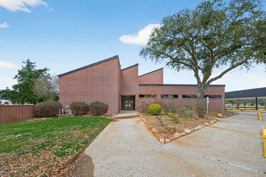 More Photos Of 25100 FM 2100 Rd, Huffman Bank For Lease