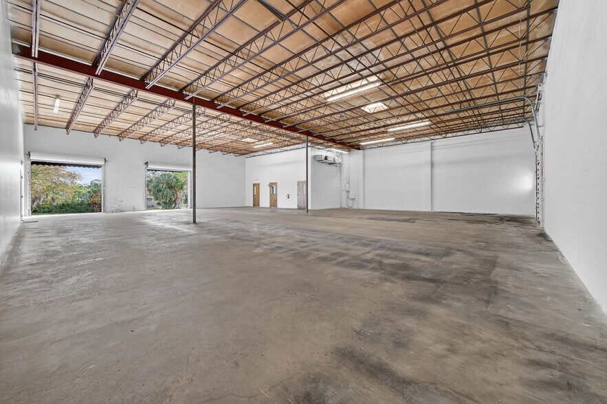 More Photos Of 1740 Segrave St, Daytona Beach Warehouse For Lease