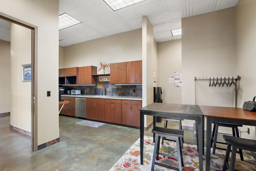 More Photos Of 4100 Shoreline Dr, Spring Park Apartments For Sale