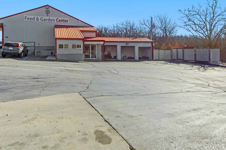 More Photos Of 7 Honey Springs Loop, Brumley Service Station For Sale