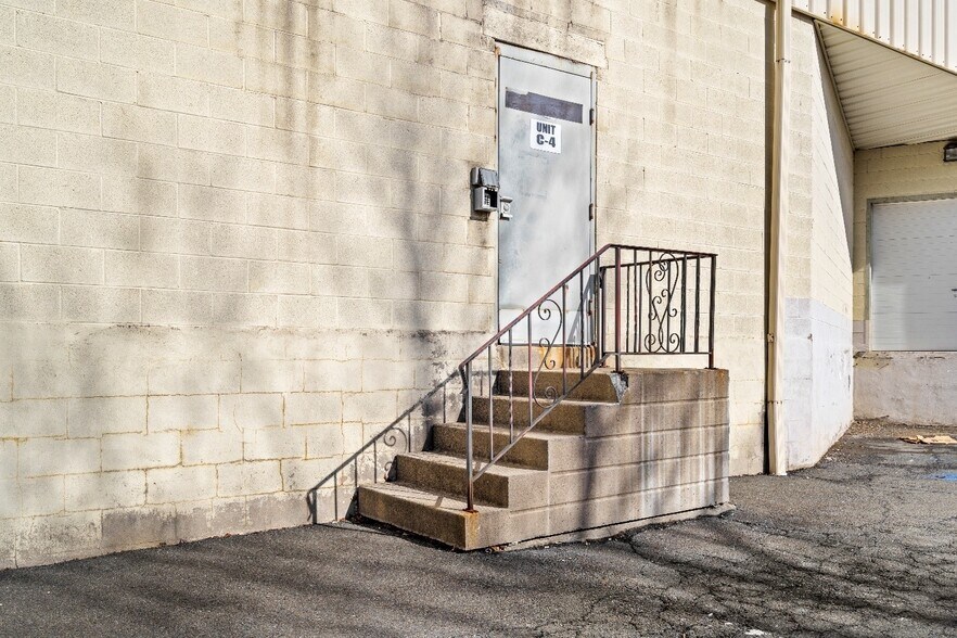 More Photos Of 3 Nami Ln, Hamilton Light Distribution For Lease