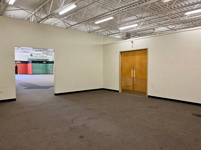 More Photos Of 2850 N Market St, Shreveport Freestanding For Sale