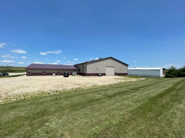 More Photos Of 170 W Circle Dr, Saint Charles Manufacturing For Lease