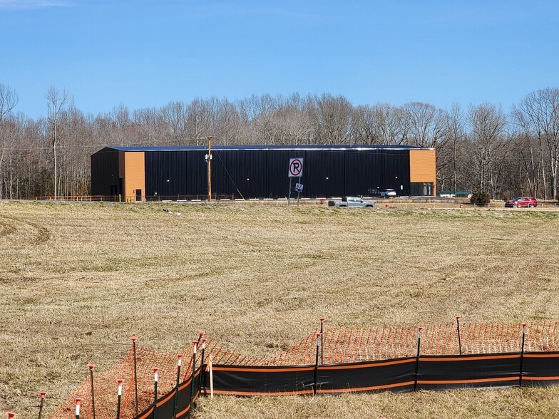 Primary Photo Of 936 Volunteer Pky, Manchester Warehouse For Lease