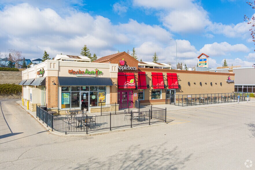 Primary Photo Of 388 NE Country Hill Blvd, Calgary Restaurant For Lease